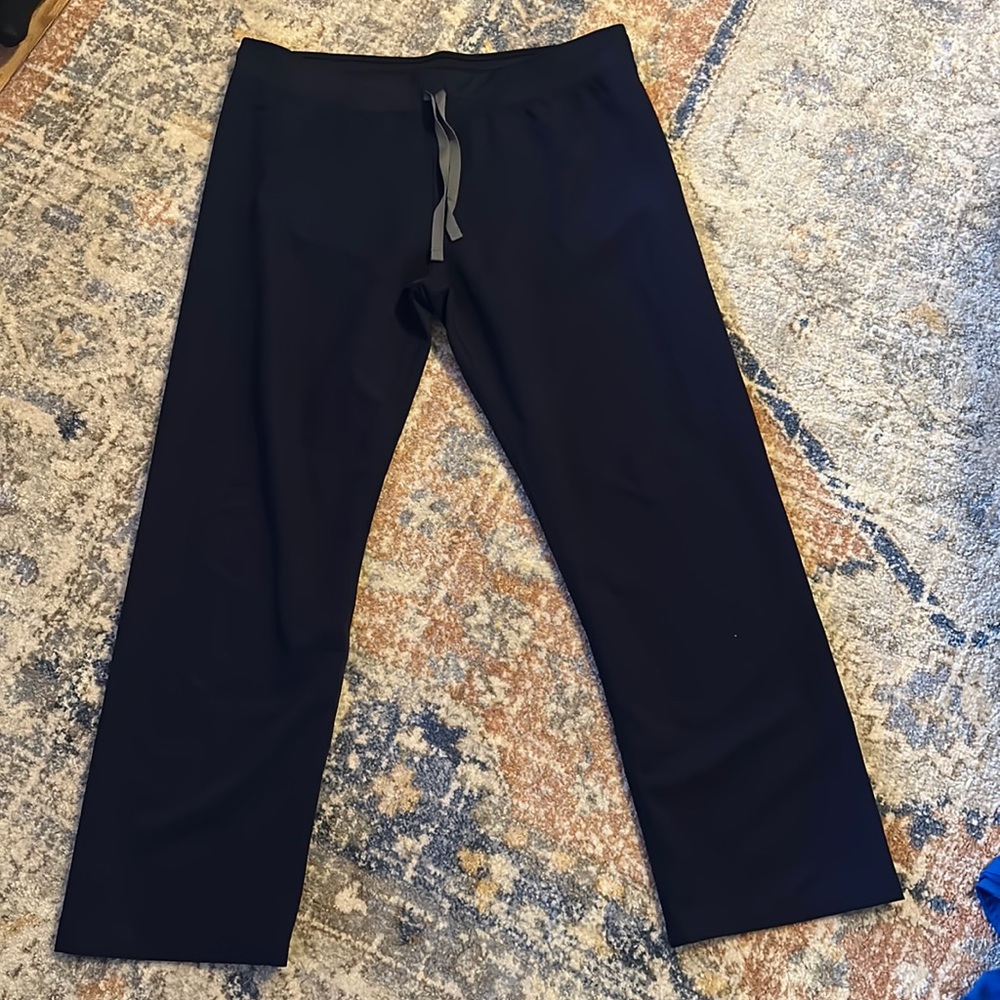 Figs Livingston basic scrub pants in navy